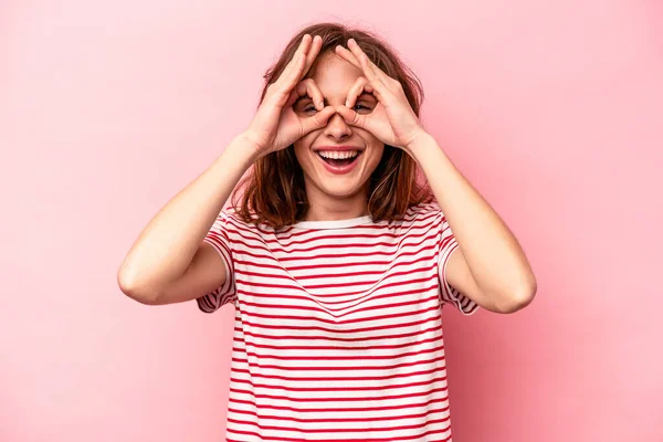 Giovane Donna Caucasica Isolato Sfondo Rosa Eccitato Mantenendo Gesto Sugli — Foto Stock