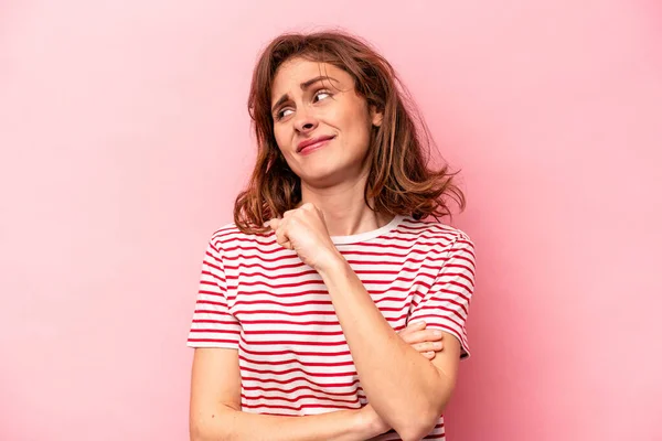 Mujer Joven Caucásica Aislada Sobre Fondo Rosa Confundida Siente Dudosa — Foto de Stock