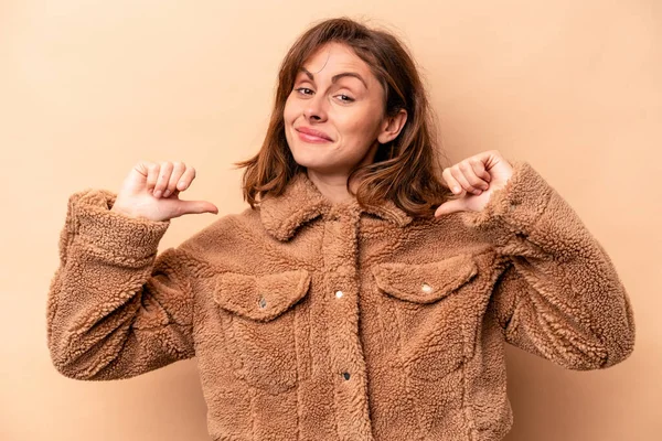 Mujer Joven Caucásica Aislada Sobre Fondo Beige Siente Orgullosa Segura — Foto de Stock