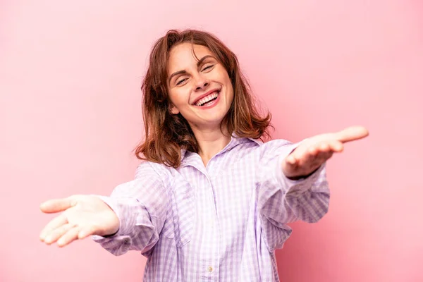 Young Caucasian Woman Isolated Pink Background Showing Welcome Expression — Stock Photo, Image