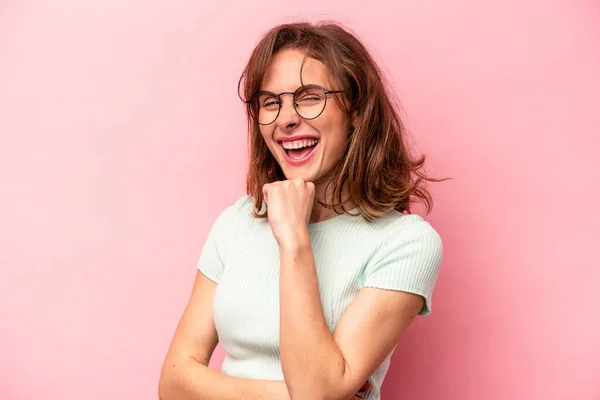 Mulher Branca Jovem Isolado Fundo Rosa Sorrindo Feliz Confiante Tocando — Fotografia de Stock