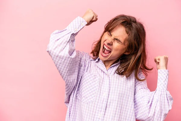 Jonge Kaukasische Vrouw Geïsoleerd Roze Achtergrond Verhogen Vuist Een Overwinning — Stockfoto