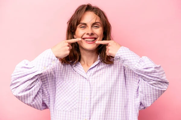 Mujer Joven Caucásica Aislada Sobre Fondo Rosa Sonríe Señalando Con — Foto de Stock