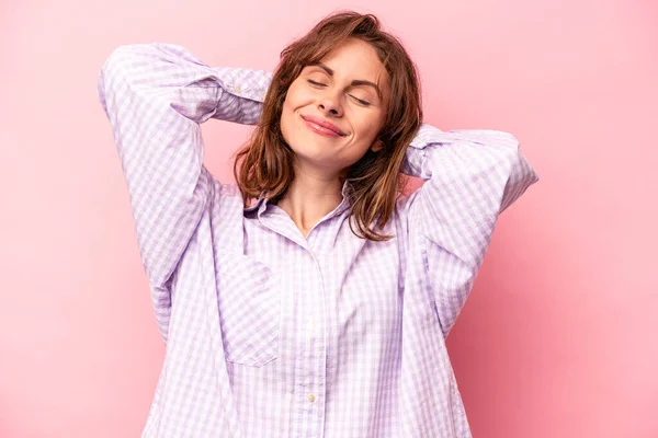 Jonge Kaukasische Vrouw Geïsoleerd Roze Achtergrond Gevoel Vertrouwen Met Handen — Stockfoto