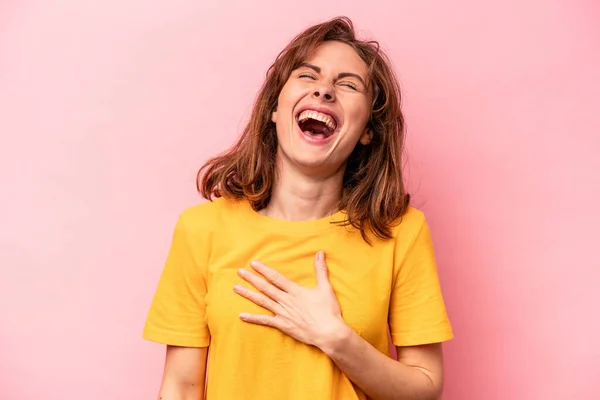 Молода Біла Жінка Ізольована Рожевому Фоні Сміється Голосно Тримаючи Руку — стокове фото
