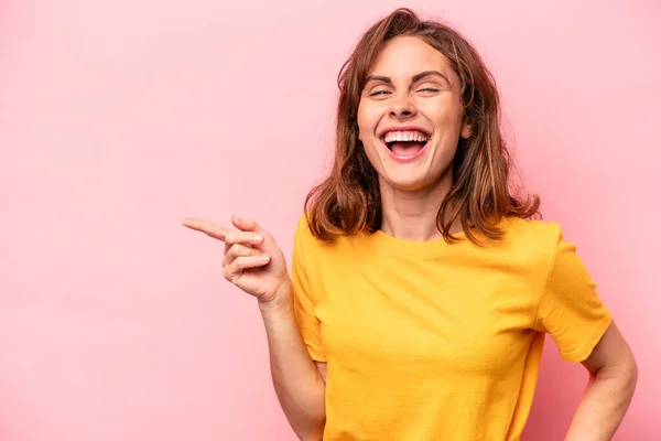 Mulher Caucasiana Jovem Isolado Fundo Rosa Sorrindo Alegremente Apontando Com — Fotografia de Stock