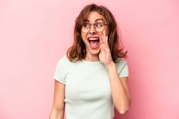 Joven Mujer Caucásica Aislada Sobre Fondo Rosa Gritando Emocionada Frente —  Fotos de Stock