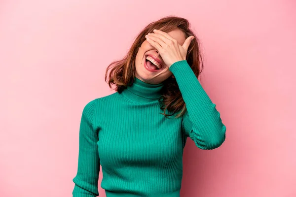 Jonge Blanke Vrouw Geïsoleerd Roze Achtergrond Lacht Vreugdevol Handen Het — Stockfoto