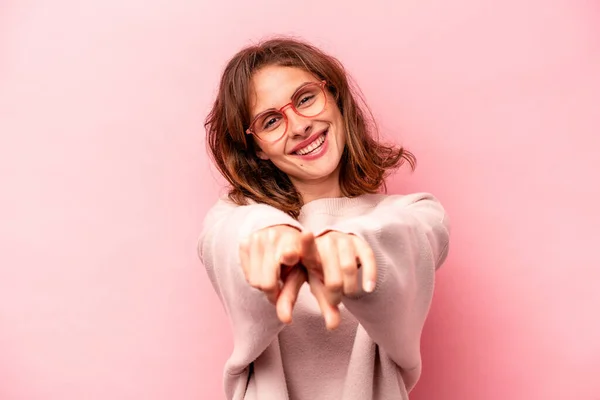 Mladá Běloška Žena Izolované Růžovém Pozadí Ukazuje Dopředu Prsty — Stock fotografie