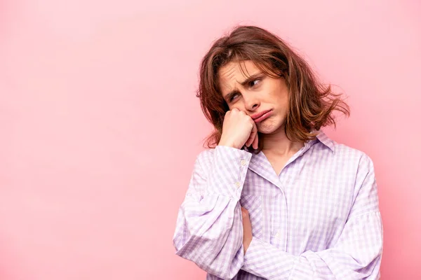 Mujer Caucásica Joven Aislada Sobre Fondo Rosa Que Siente Triste —  Fotos de Stock