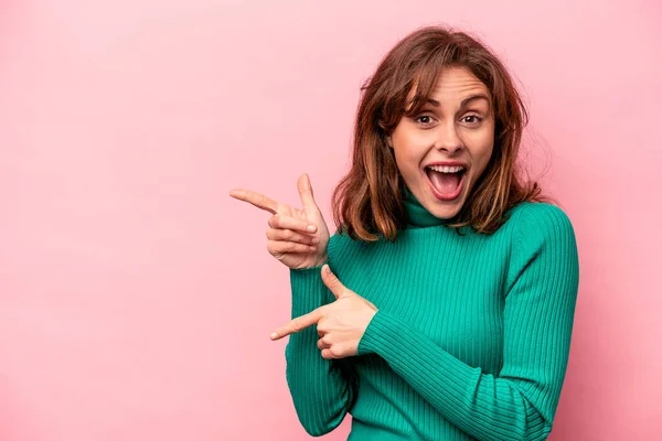 Joven Mujer Caucásica Aislada Sobre Fondo Rosa Excitada Señalando Con — Foto de Stock