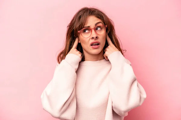 Mujer Caucásica Joven Aislada Sobre Fondo Rosa Cubriendo Las Orejas — Foto de Stock