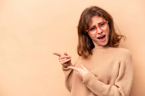 Mujer Caucásica Joven Aislada Sobre Fondo Beige Señalando Con Los —  Fotos de Stock