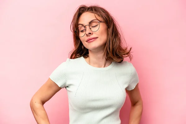 Joven Mujer Caucásica Aislada Sobre Fondo Rosa Soñando Con Alcanzar — Foto de Stock