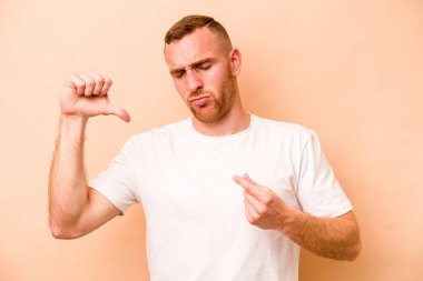 Beyazlı genç bir adam bej arka planda izole edilmiş..