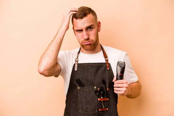 Junge Friseurin Kaukasischer Mann Isoliert Auf Beigem Hintergrund Schockiert Hat — Stockfoto