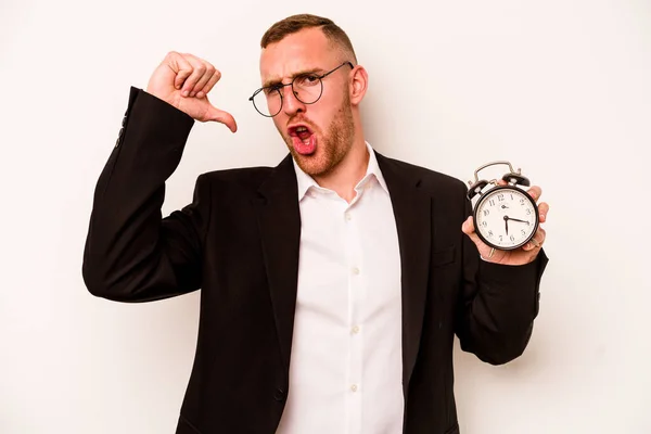 Joven Hombre Negocios Caucásico Sosteniendo Reloj Despertador Aislado Sobre Fondo — Foto de Stock