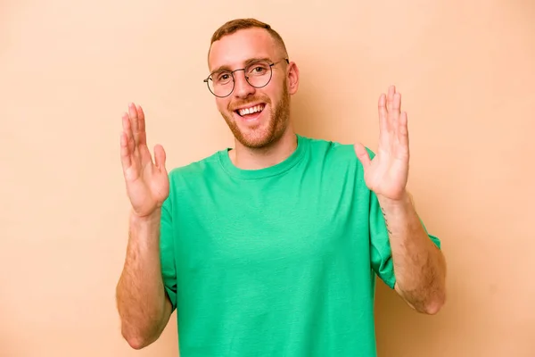 Young Caucasian Man Isolated Beige Background Laughs Out Loudly Keeping — Stock Photo, Image