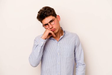 Beyaz arka planda izole genç beyaz adam tekrarlanan bir görevden yoruldu.