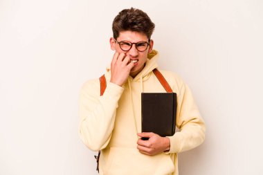 Beyaz arka planda izole edilmiş, tırnak yiyen, gergin ve endişeli genç bir beyaz öğrenci..