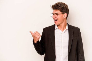 Kafkasyalı genç iş adamı beyaz arka plan noktalarına izole edilmiş, başparmak uzakta, gülüyor ve kaygısız..