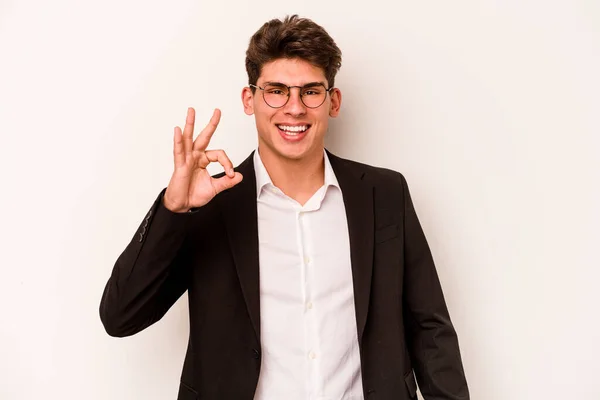 Jeune Homme Affaires Caucasien Isolé Sur Fond Blanc Joyeux Confiant — Photo