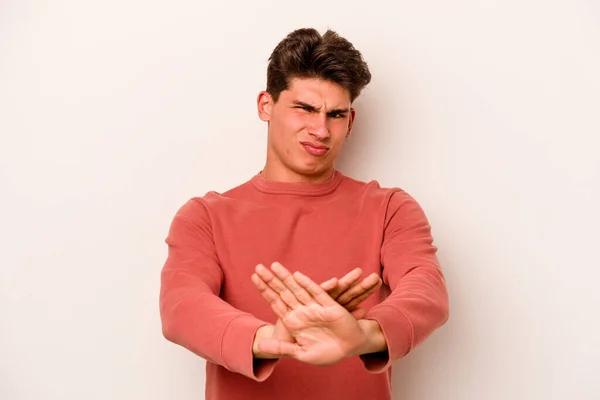 Joven Hombre Caucásico Aislado Sobre Fondo Blanco Haciendo Gesto Negación — Foto de Stock