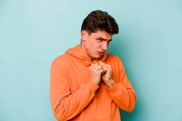 Jeune Homme Caucasien Isolé Sur Fond Bleu Effrayé Effrayé — Photo