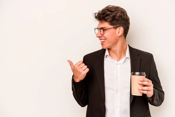 Junger Kaukasischer Geschäftsmann Mit Kaffee Zum Mitnehmen Isoliert Auf Weißem — Stockfoto