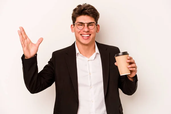 Ung Kaukasisk Affärsman Som Håller Hämtmat Kaffe Isolerad Vit Bakgrund — Stockfoto