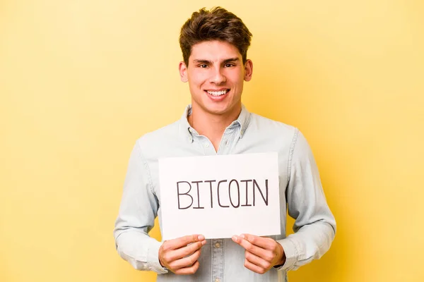 Jeune Homme Caucasien Tenant Bitcoin Placard Isolé Sur Fond Jaune — Photo