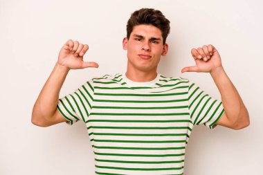 Beyaz arka planda izole edilmiş genç beyaz adam gururlu ve kendinden emin hissediyor, örnek olarak..