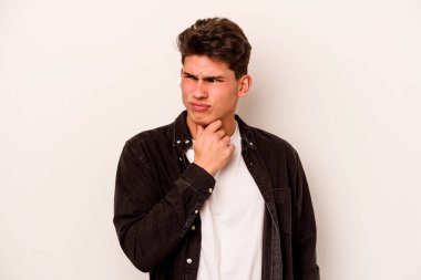 Beyaz arka planda izole edilmiş genç beyaz bir adam virüs veya enfeksiyon yüzünden boğazında ağrı hissediyor..