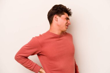 Beyaz arka planda izole edilmiş beyaz bir adam sırt ağrısı çekiyor..