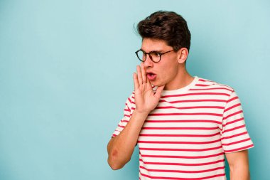 Kafkasyalı genç adam mavi arka planda izole edilmişti. Gördüğü bir şey yüzünden şok olmuştu..