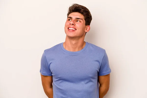 Jonge Blanke Man Geïsoleerd Witte Achtergrond Ontspannen Gelukkig Lachen Nek — Stockfoto