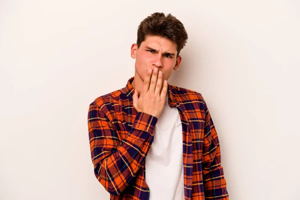 Ung Kaukasisk Man Isolerad Vit Bakgrund Chockad Täcker Munnen Med — Stockfoto