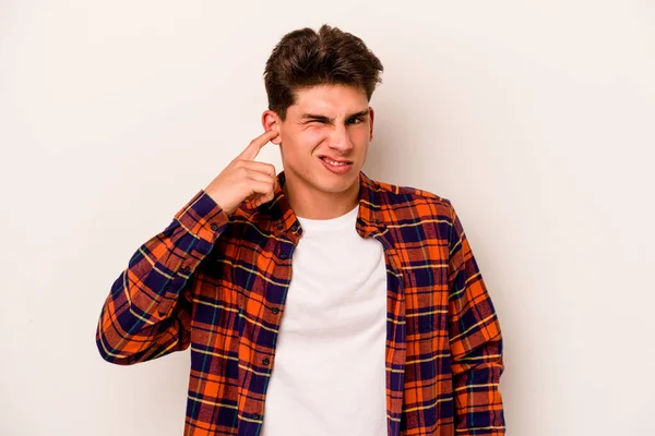 Νεαρός Καυκάσιος Άνδρας Απομονωμένος Λευκό Φόντο Που Καλύπτει Αυτιά Δάχτυλα — Φωτογραφία Αρχείου