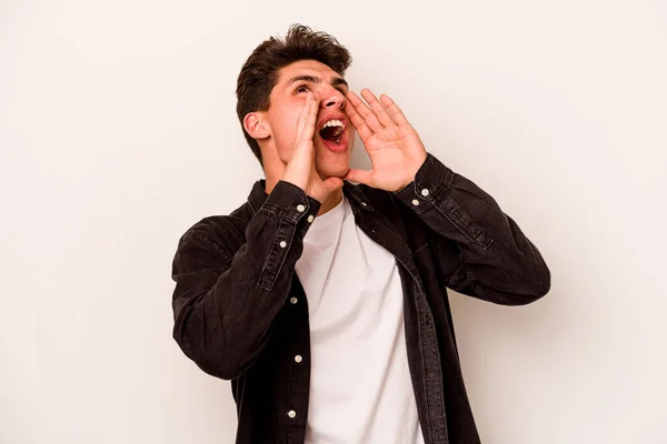 Jeune Homme Caucasien Isolé Sur Fond Blanc Criant Excité Avant — Photo