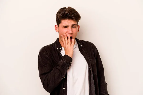 Mladý Kavkazský Muž Izolovaný Bílém Pozadí Zívání Ukazuje Unavené Gesto — Stock fotografie