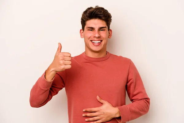 Joven Hombre Caucásico Aislado Sobre Fondo Blanco Toca Barriga Sonríe —  Fotos de Stock