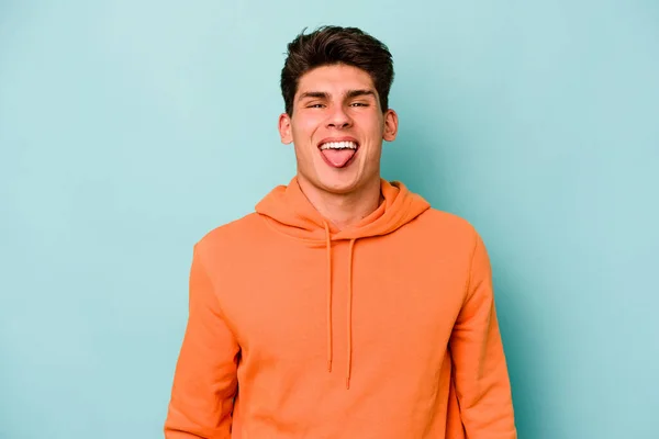 Joven Caucásico Hombre Aislado Azul Fondo Divertido Amigable Sobresaliendo Lengua —  Fotos de Stock