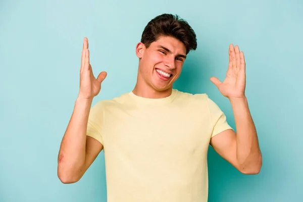 Homem Caucasiano Jovem Isolado Fundo Azul Alegre Rindo Muito Conceito — Fotografia de Stock