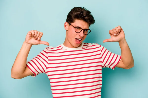 Young Caucasian Man Isolated Blue Background Feels Proud Self Confident — Stock Photo, Image