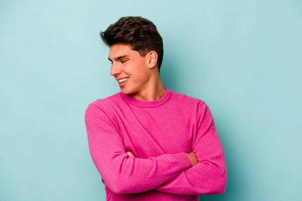 Jonge Kaukasische Man Geïsoleerd Blauwe Achtergrond Lachen Plezier Hebben — Stockfoto