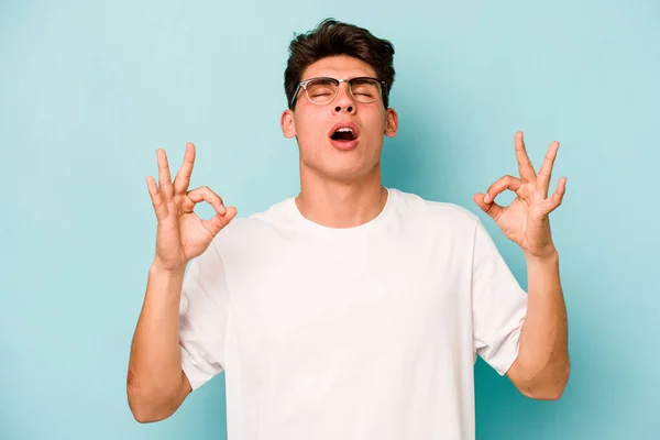 Jovem Caucasiano Homem Isolado Fundo Azul Relaxa Após Dia Trabalho — Fotografia de Stock