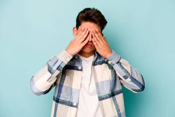 Homem Caucasiano Jovem Isolado Fundo Azul Com Medo Cobrir Olhos — Fotografia de Stock