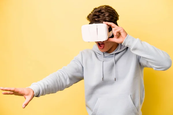 Fiatal Fehér Férfi Visel Virtuális Szemüveg Elszigetelt Sárga Alapon — Stock Fotó