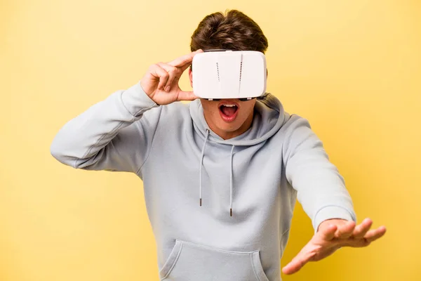 Joven Hombre Caucásico Con Gafas Virtuales Aisladas Sobre Fondo Amarillo —  Fotos de Stock