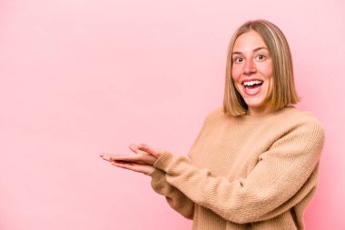 Pembe arka planda izole edilmiş beyaz bir kadın. Elinde bir fotokopi odası var..